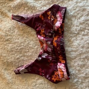 Kulani Kinis bathing suit top. size small